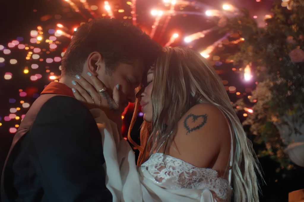 Mira a Bruno Mars y Karol G en video musical de ‘Dance With Me’