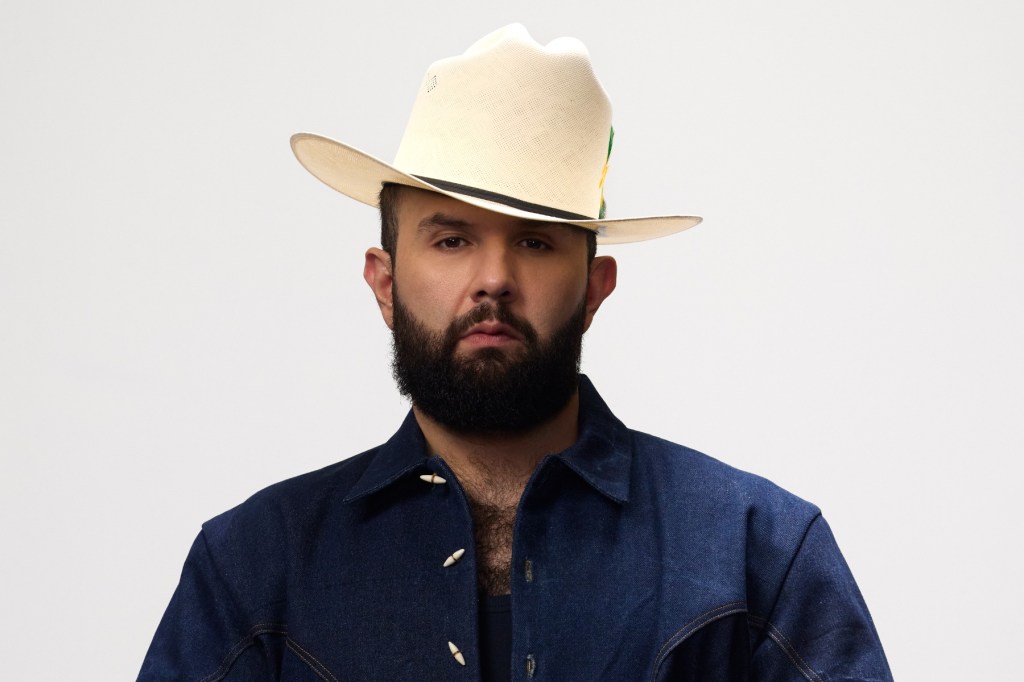Carín León «Desde Que Te Tengo» asciende al No. 1 de Latin Pop Airplay