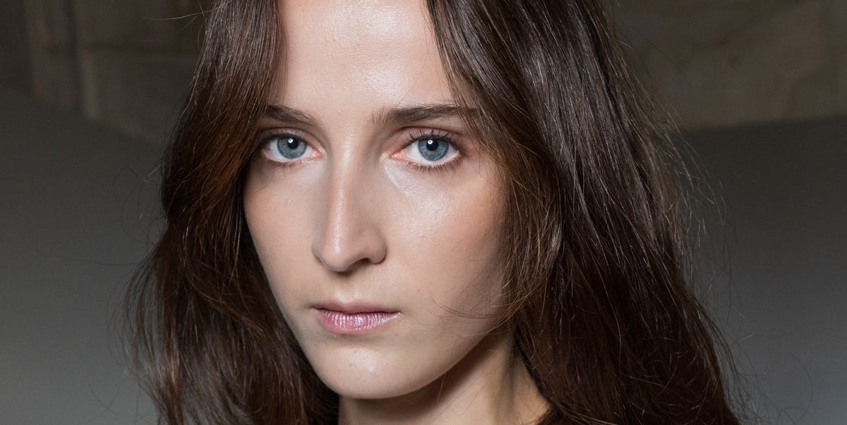 Si tienes los labios finos, puedes usar el labial rojo como si fuera un tinte, con un acabado difuminado