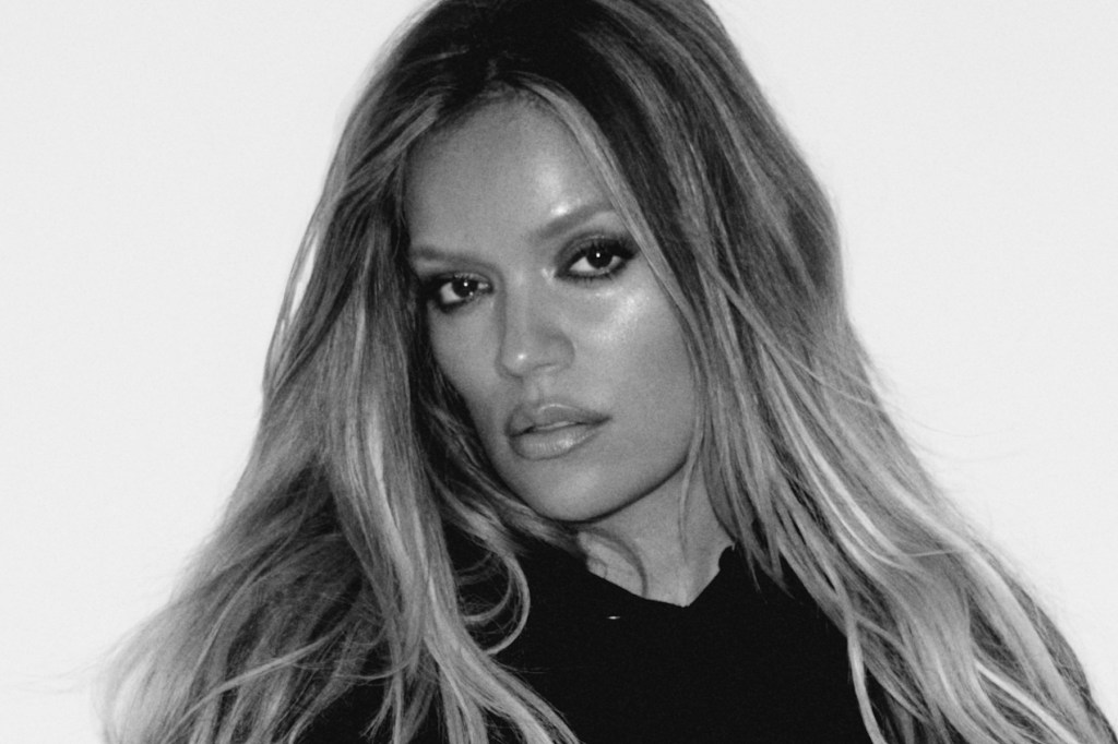 Karol G y Drake llevan «Ahí» al No. 1 de la lista Latin Airplay